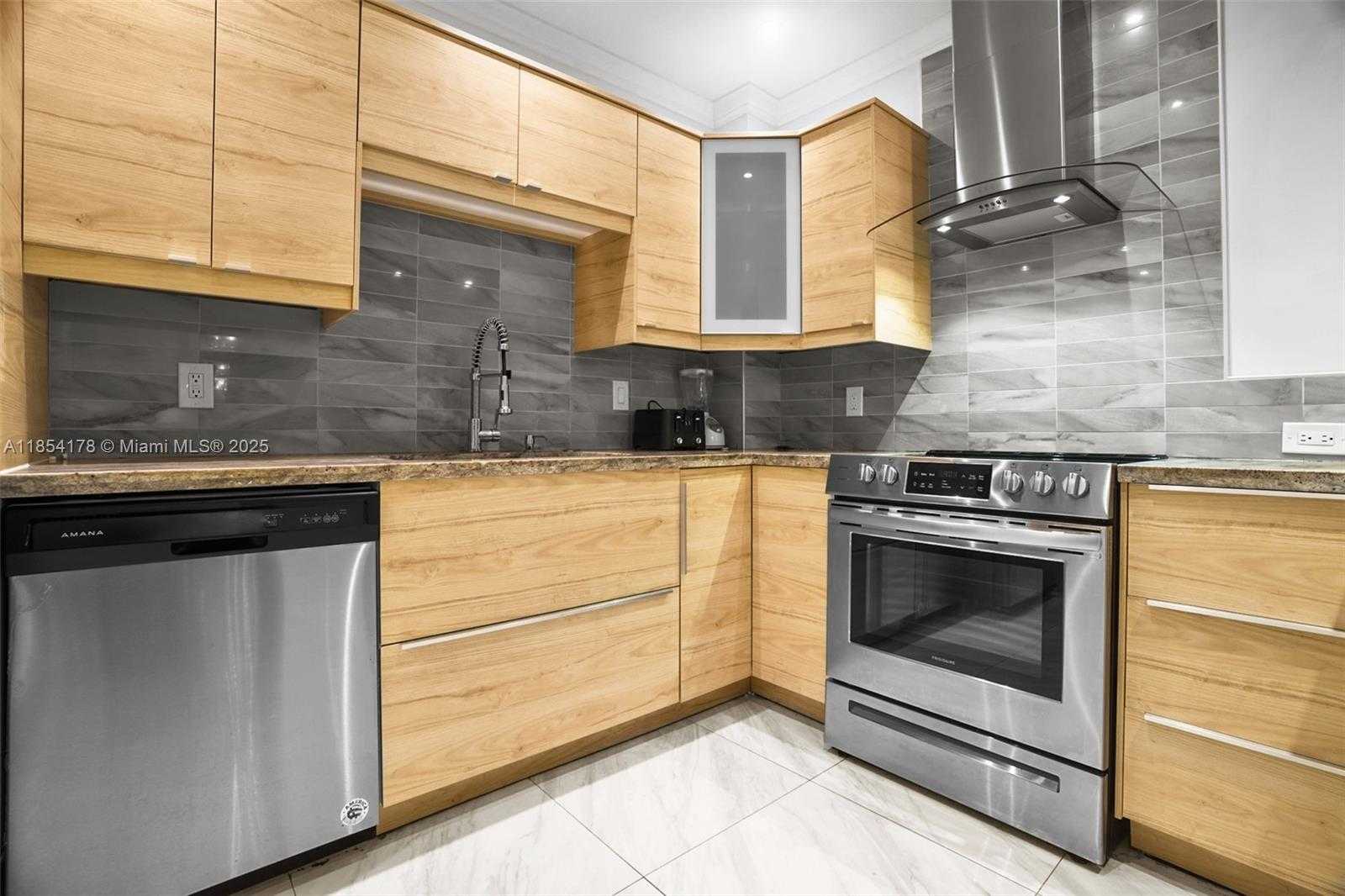Small Image of 4350 HILLCREST DR #118, Hollywood Number 16