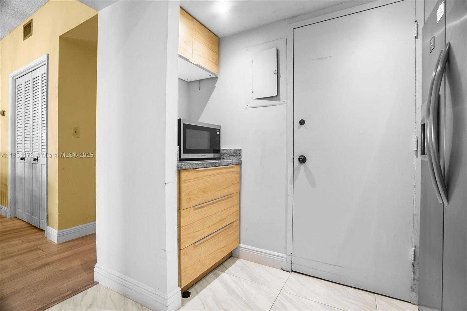 Small Image of 4350 HILLCREST DR #118, Hollywood Number 17