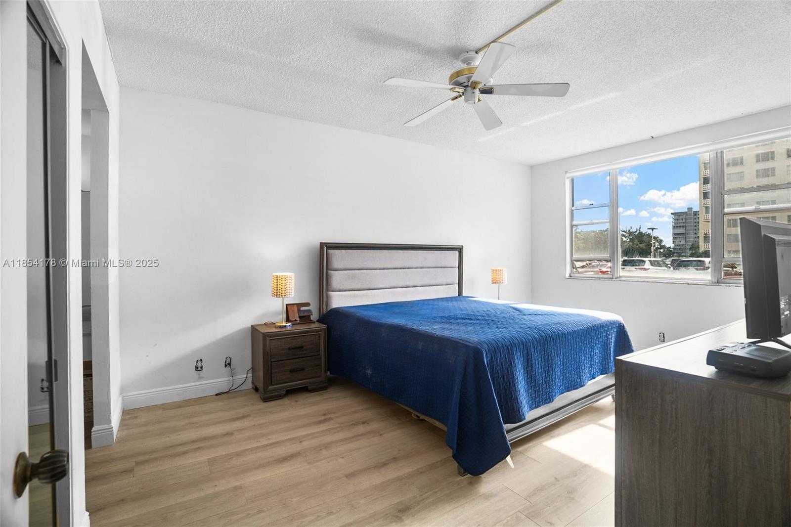 Small Image of 4350 HILLCREST DR #118, Hollywood Number 20