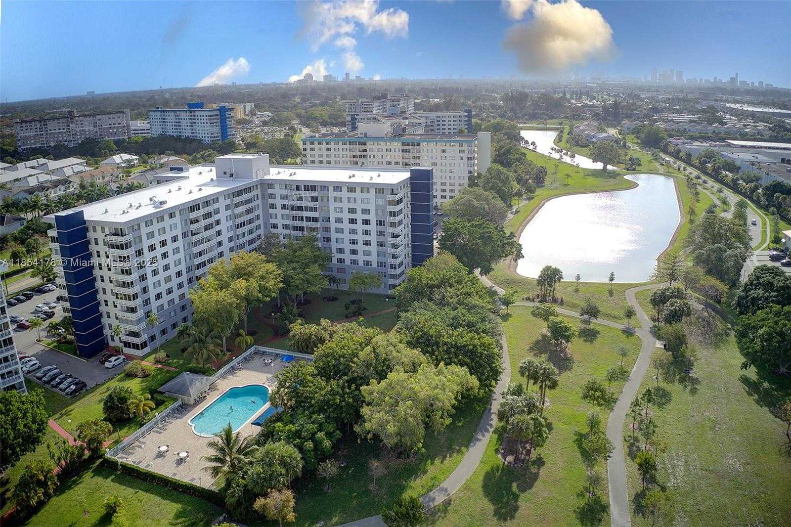 Small Image of 4350 HILLCREST DR #118, Hollywood Number 31