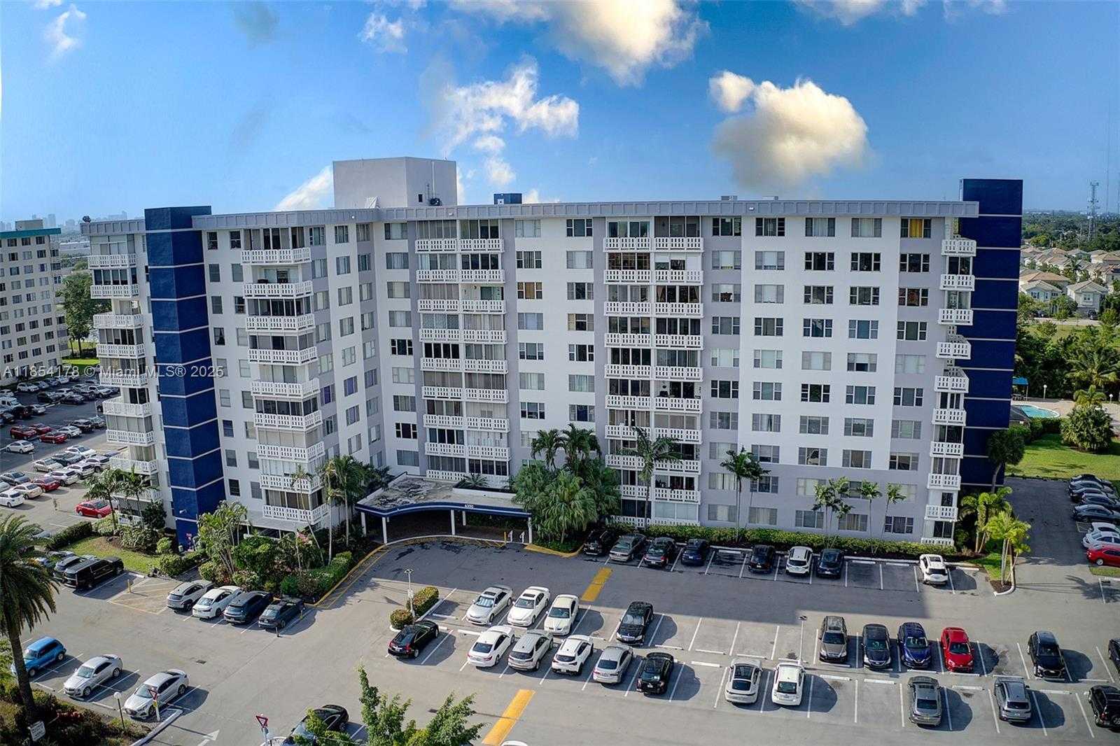 Small Image of 4350 HILLCREST DR #118, Hollywood Number 35