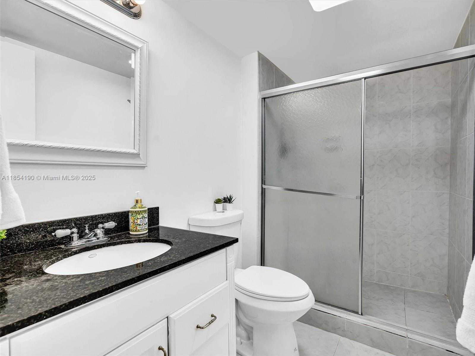 Small Image of 100 BAYVIEW DR #1025, Sunny Isles Beach Number 13