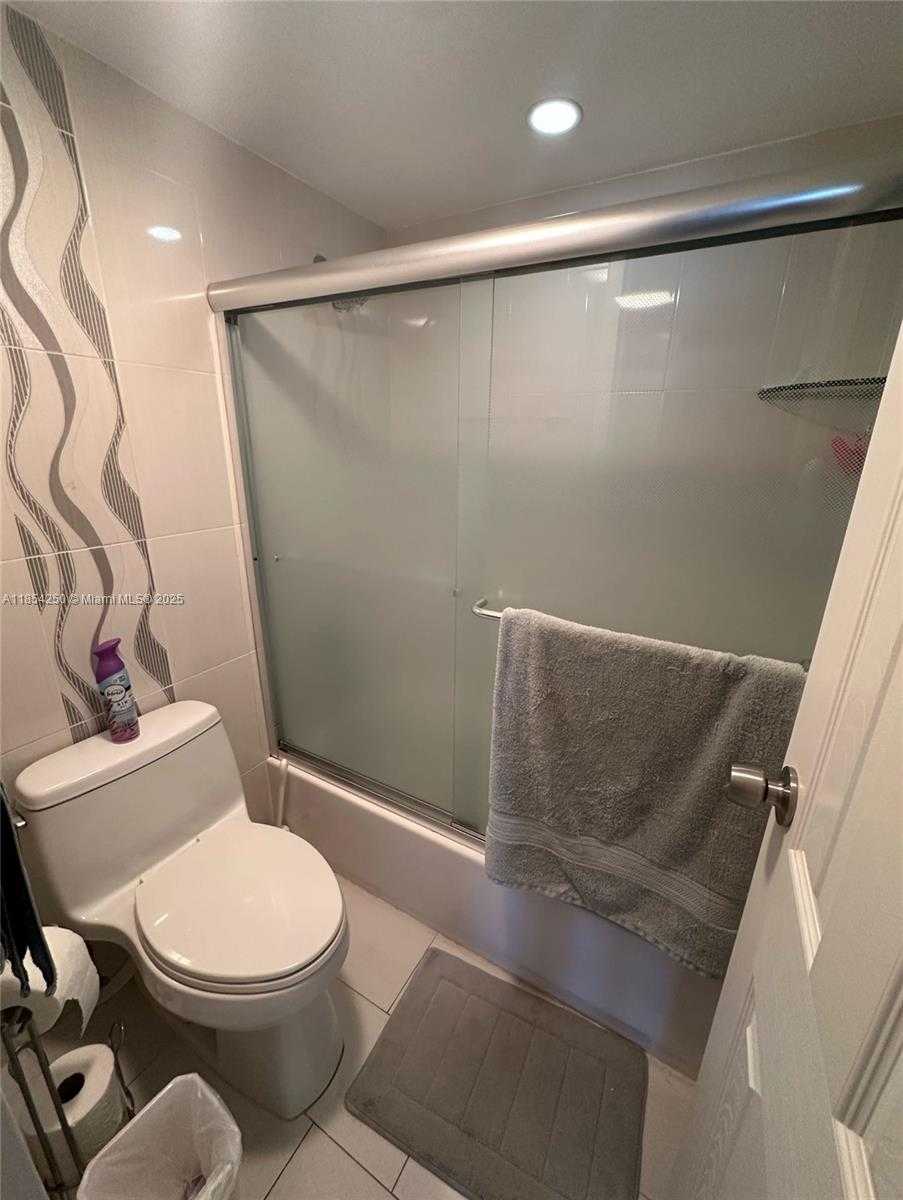 Small Image of 100 BAYVIEW DR #1530, Sunny Isles Beach Number 10