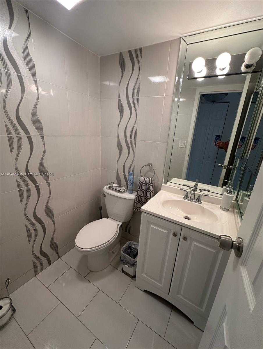 Small Image of 100 BAYVIEW DR #1530, Sunny Isles Beach Number 11
