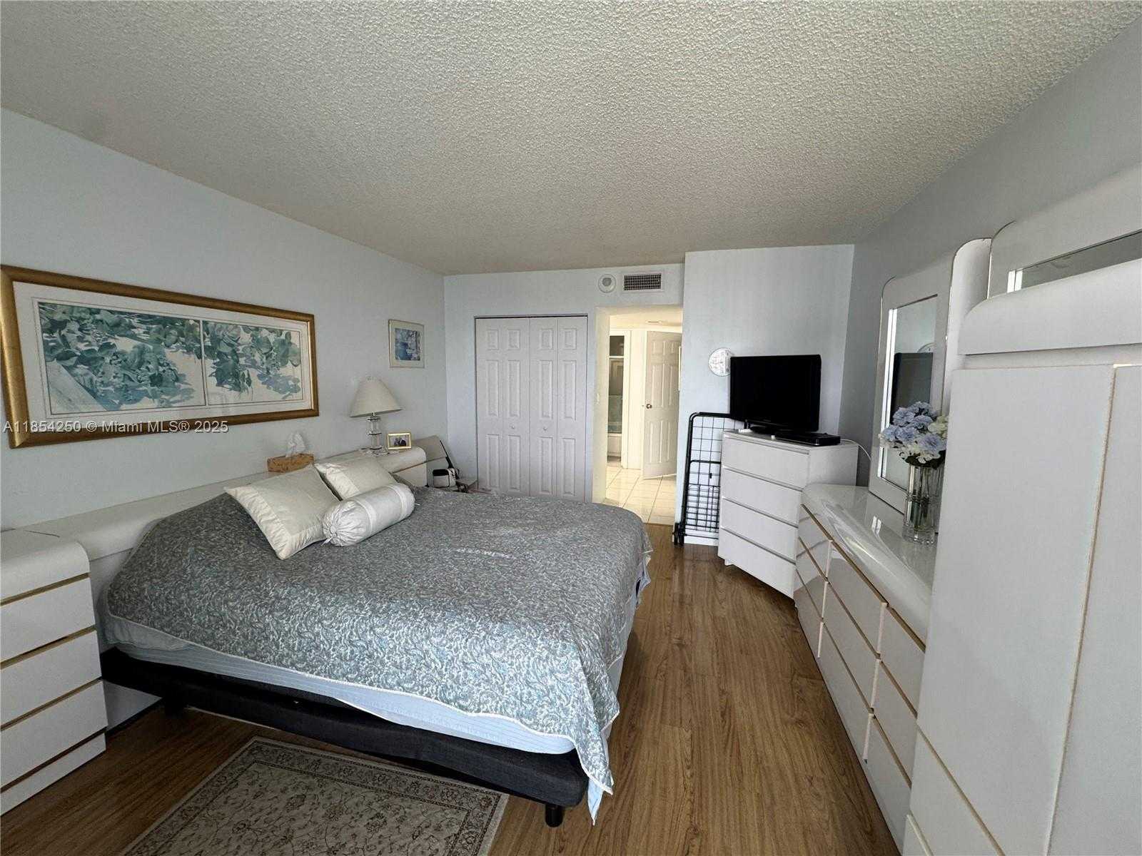 Small Image of 100 BAYVIEW DR #1530, Sunny Isles Beach Number 13