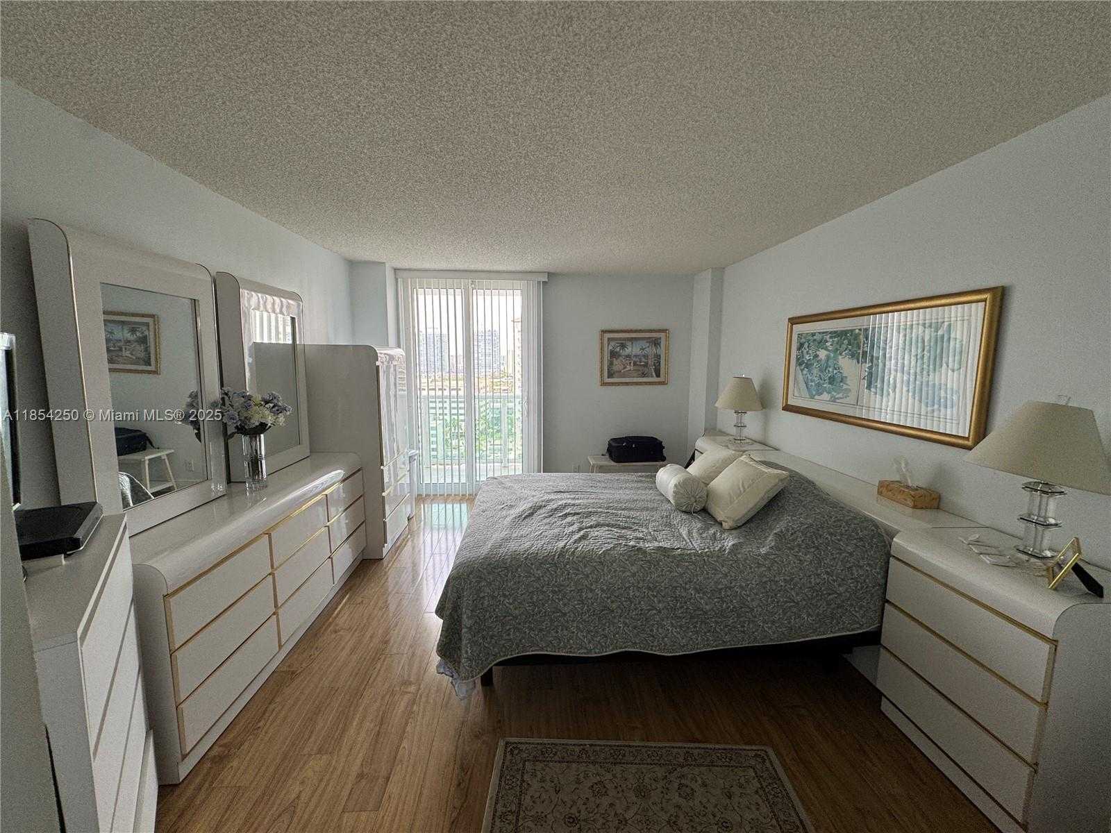 Small Image of 100 BAYVIEW DR #1530, Sunny Isles Beach Number 14
