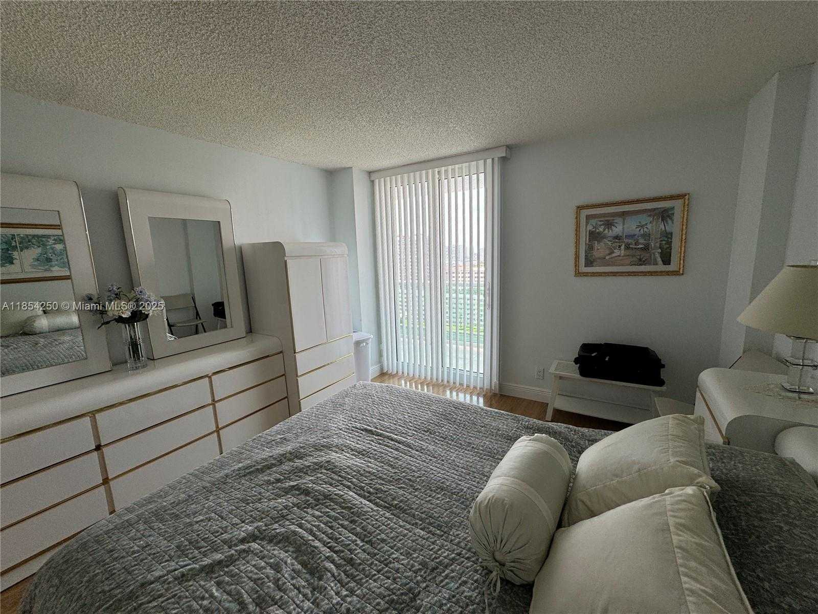 Small Image of 100 BAYVIEW DR #1530, Sunny Isles Beach Number 15