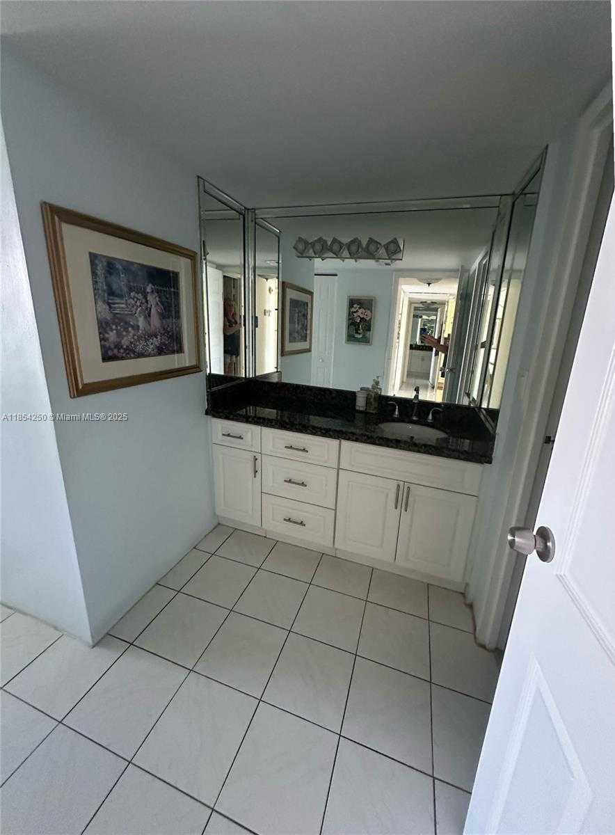 Small Image of 100 BAYVIEW DR #1530, Sunny Isles Beach Number 18