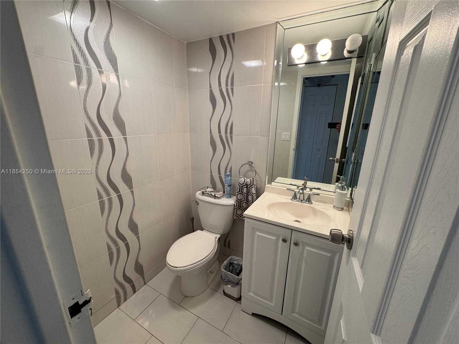 Small Image of 100 BAYVIEW DR #1530, Sunny Isles Beach Number 19