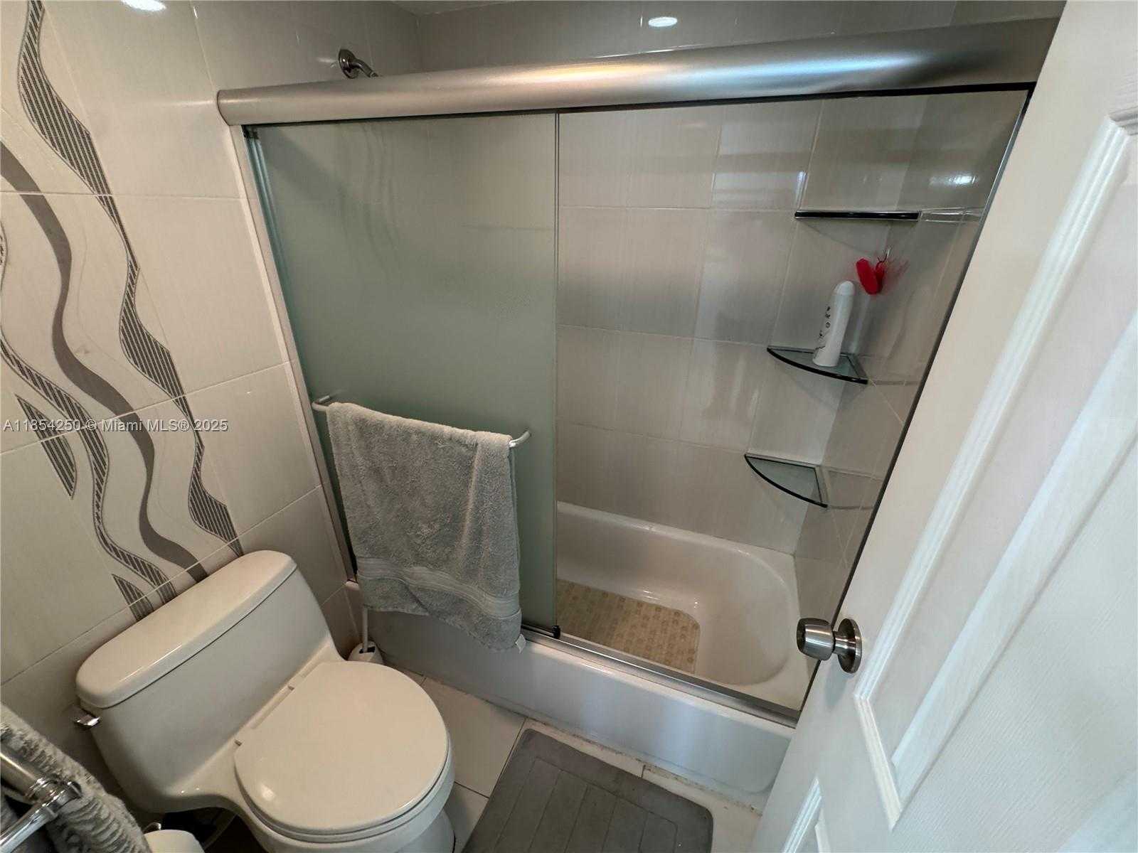 Small Image of 100 BAYVIEW DR #1530, Sunny Isles Beach Number 20