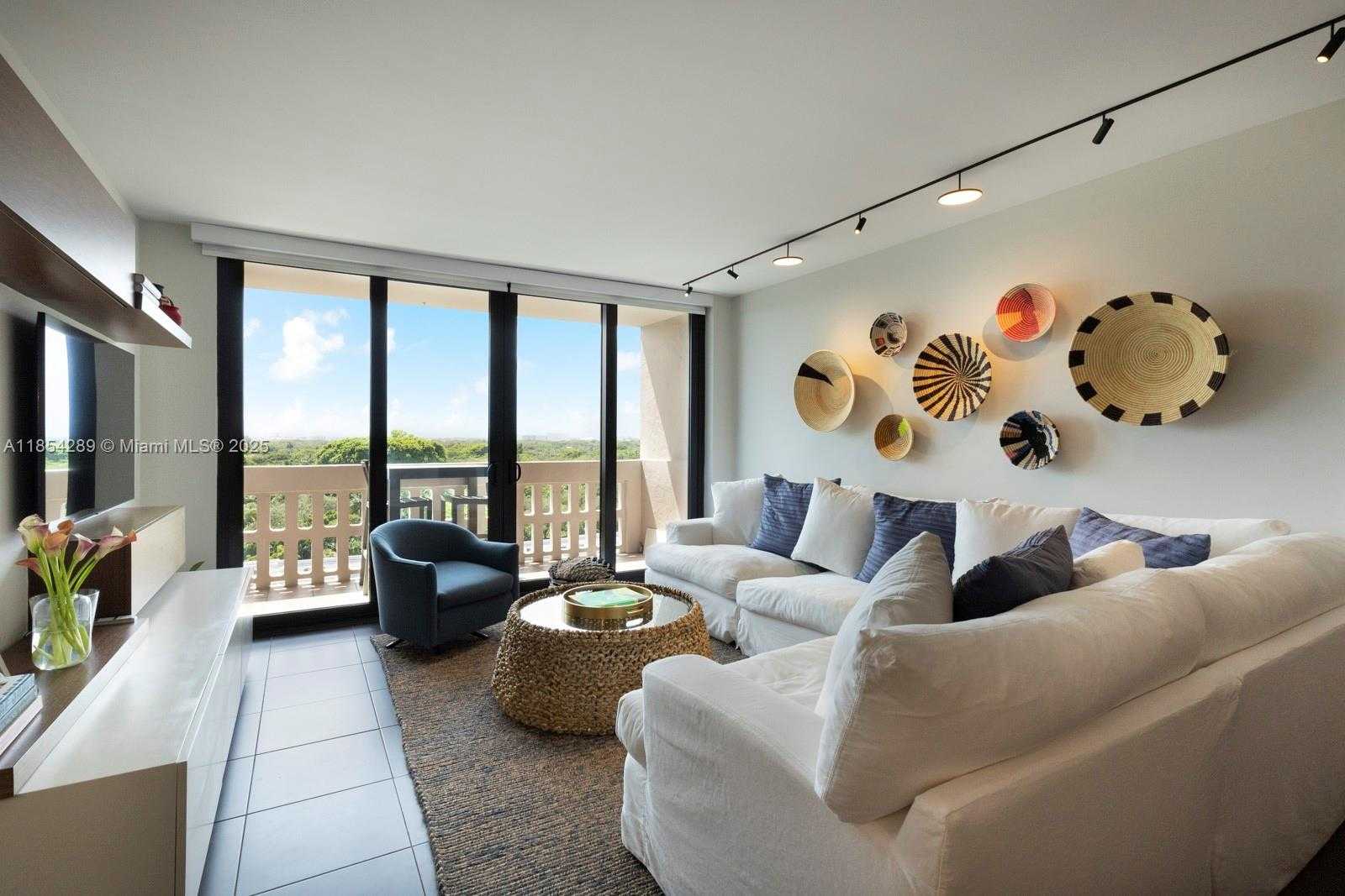 Small Image of 90 EDGEWATER DR #1111, Coral Gables Number 4