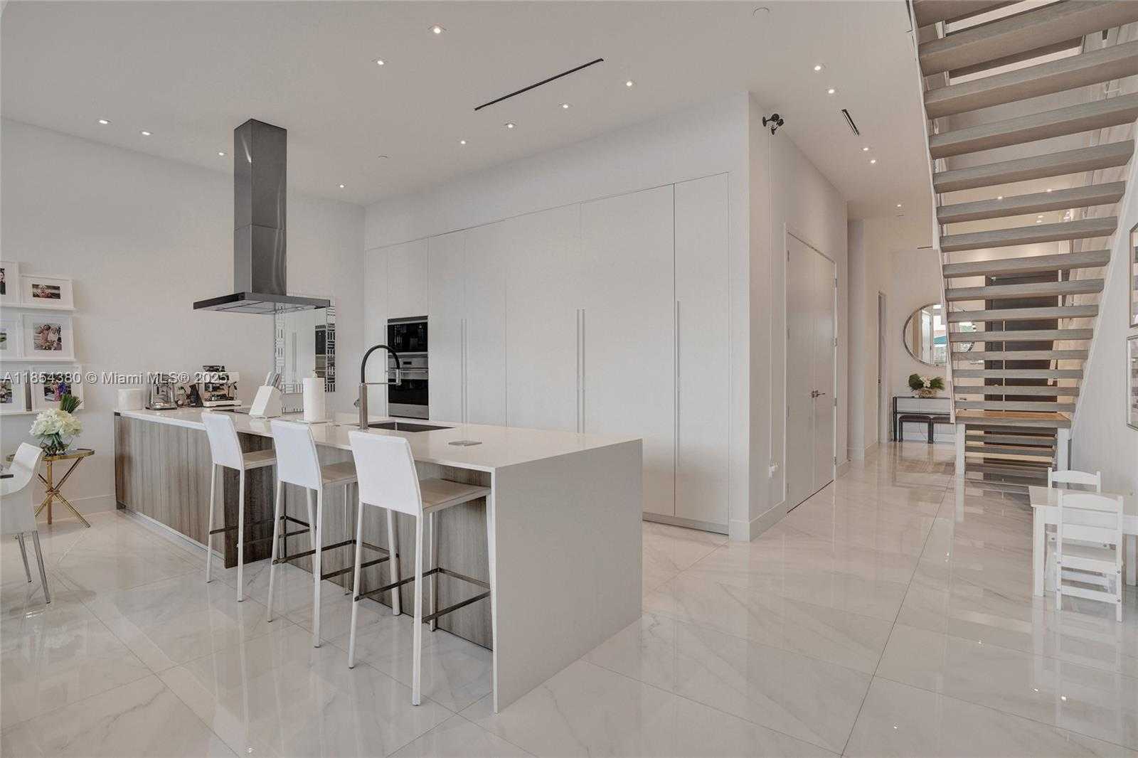 Small Image of 3750 YACHT CLUB DR #TH2, Aventura Number 2