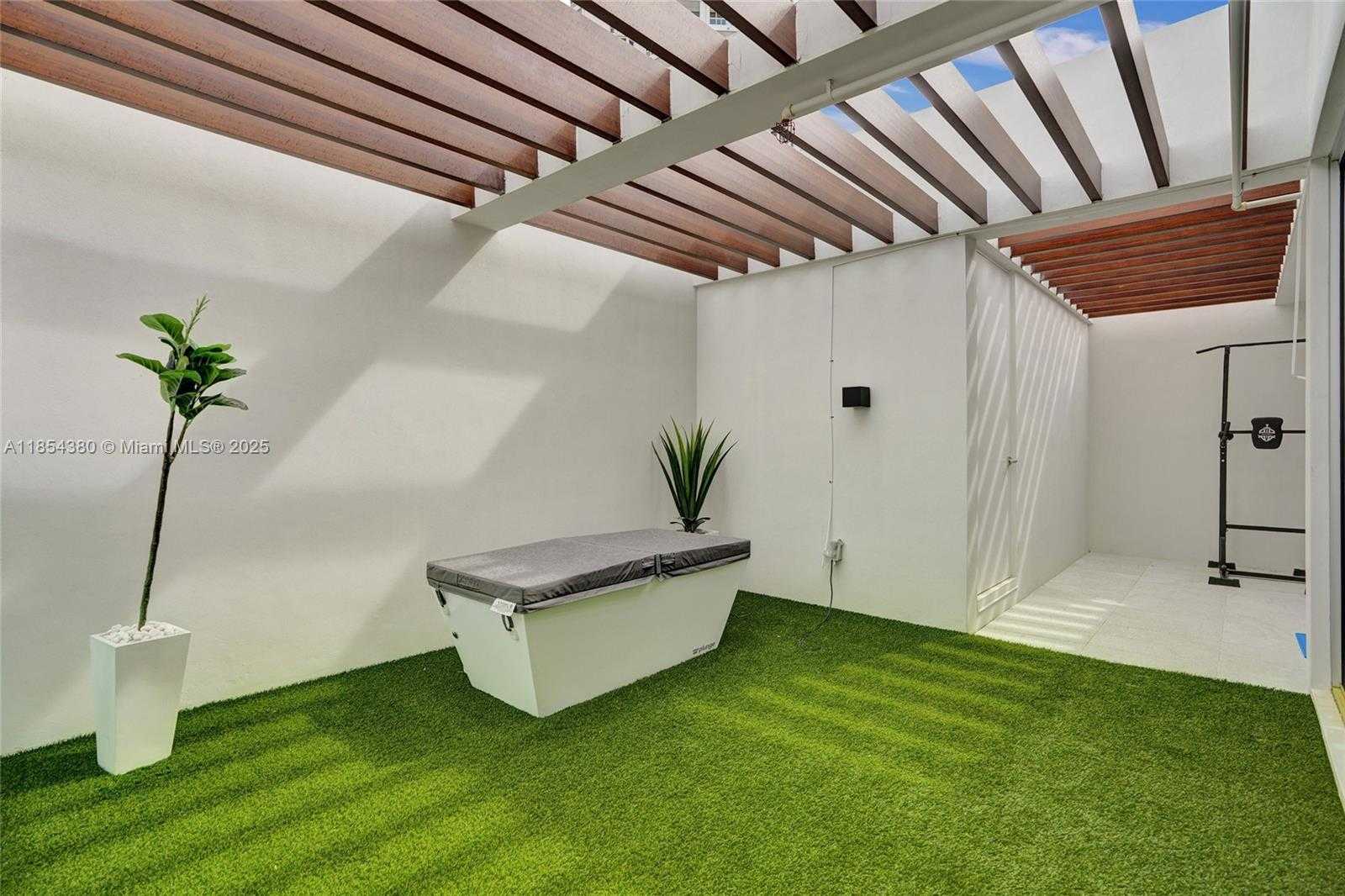 Small Image of 3750 YACHT CLUB DR #TH2, Aventura Number 30