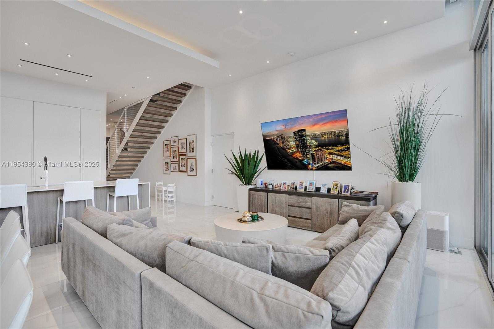 Small Image of 3750 YACHT CLUB DR #TH2, Aventura Number 6