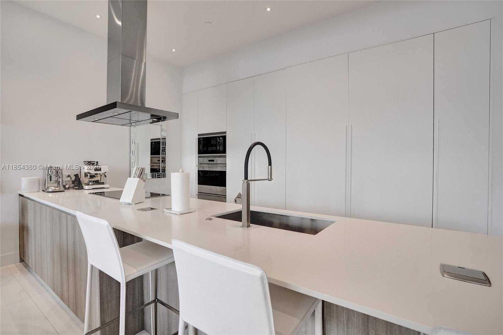 Small Image of 3750 YACHT CLUB DR #TH2, Aventura Number 9