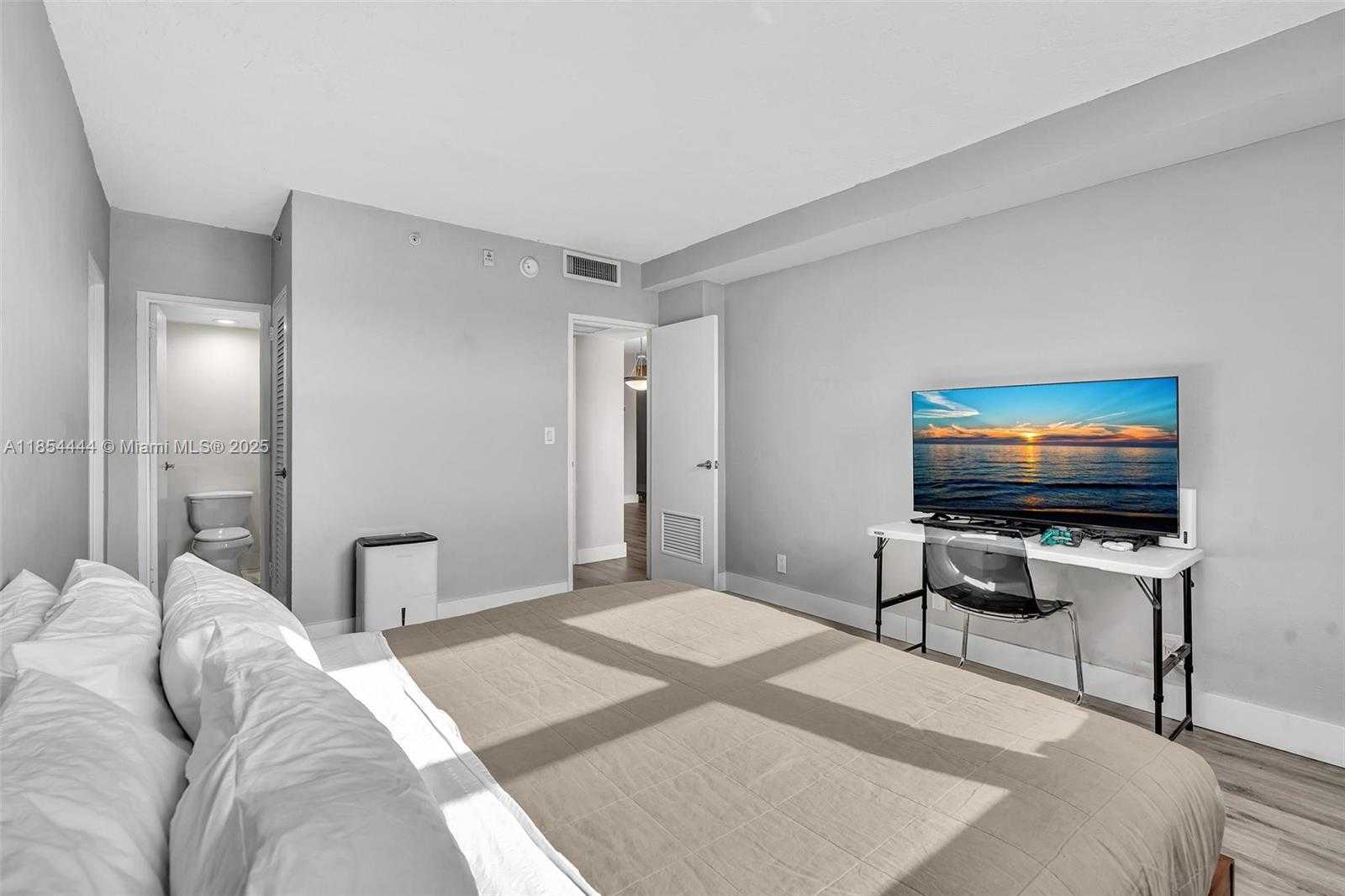 Small Image of 3000 SOUTH OCEAN DR #1210, Hollywood Number 16