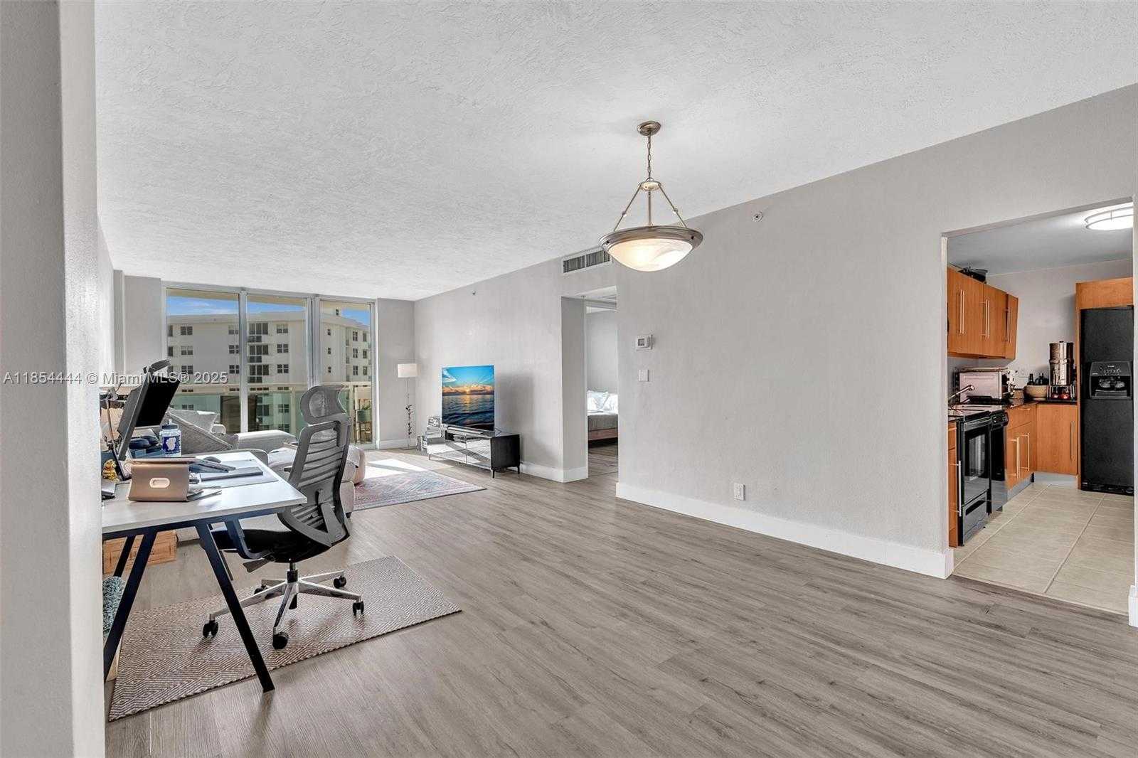 Small Image of 3000 SOUTH OCEAN DR #1210, Hollywood Number 4