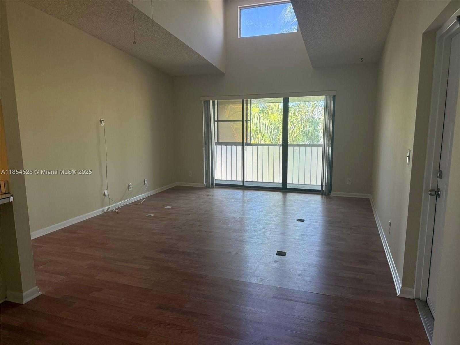 Small Image of 1009 GREEN PINE BLVD #H3, West Palm Beach Number 2