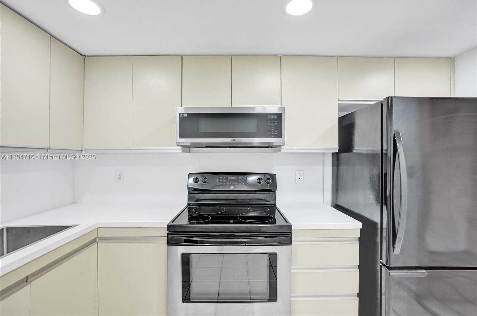 Small Image of 2500 PARKVIEW DR #1811, Hallandale Beach Number 10
