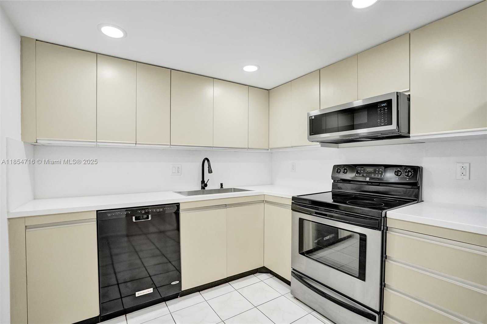 Small Image of 2500 PARKVIEW DR #1811, Hallandale Beach Number 12