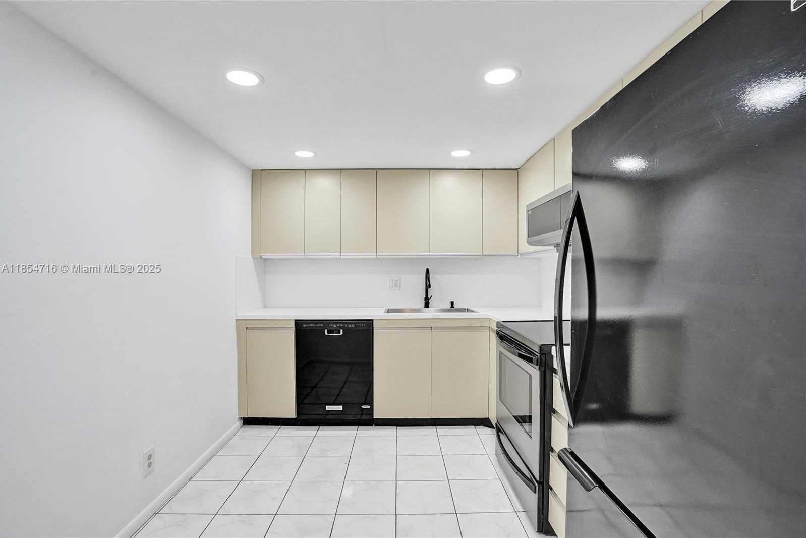 Small Image of 2500 PARKVIEW DR #1811, Hallandale Beach Number 3