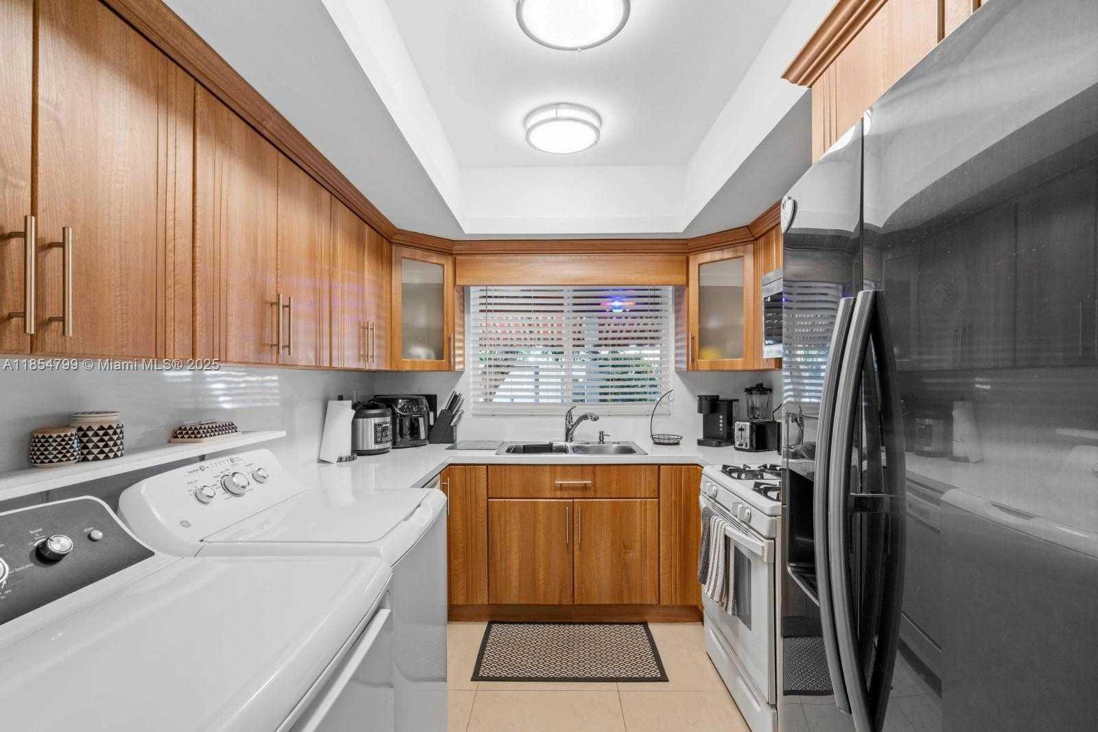 Small Image of 7417 TWIN SABAL DR, Miami Lakes Number 7