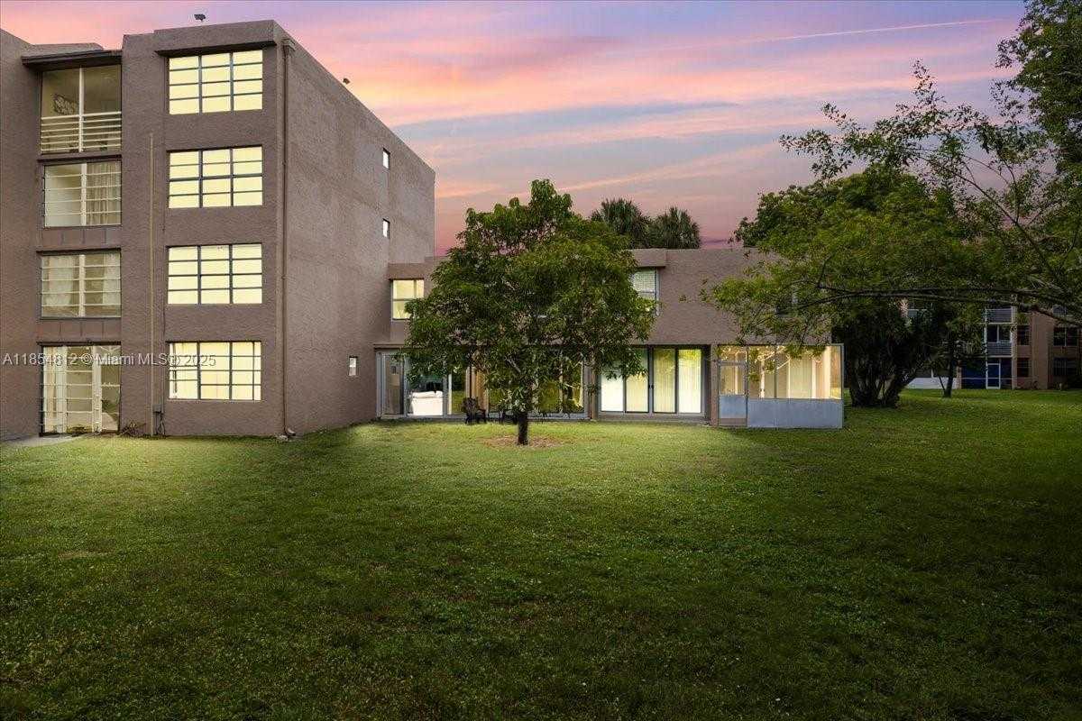 Small Image of 9450 LIVE OAK PL #109, Davie Number 2