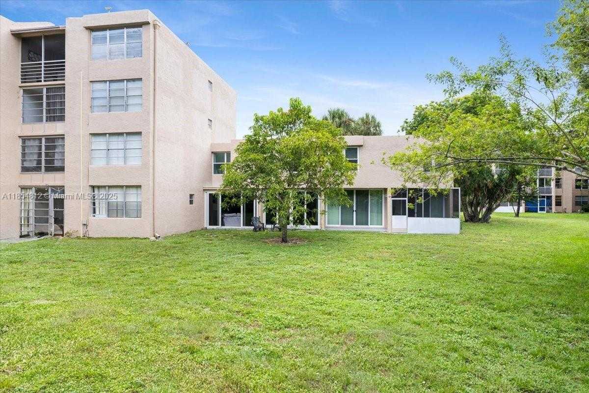 Small Image of 9450 LIVE OAK PL #109, Davie Number 61