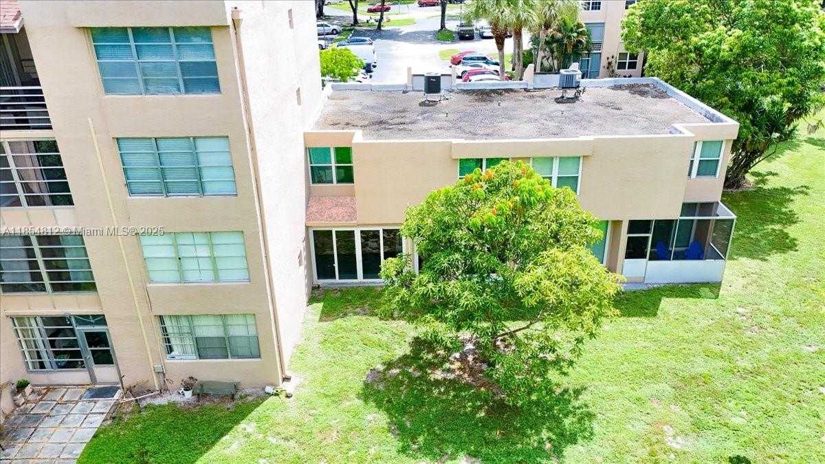 Small Image of 9450 LIVE OAK PL #109, Davie Number 77