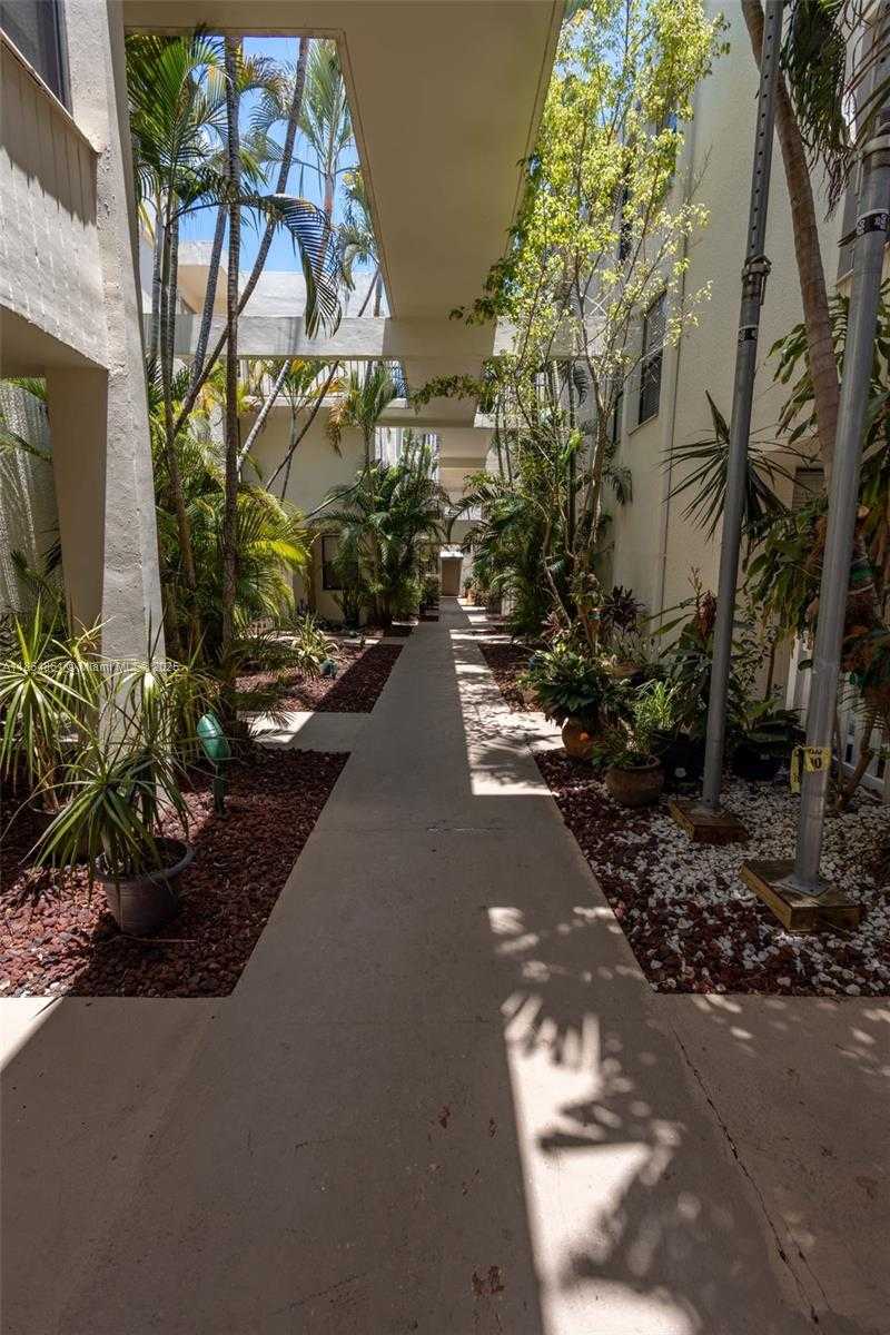 Small Image of 20350 E Country Club Dr, Aventura, FL 33180, USA Number 2