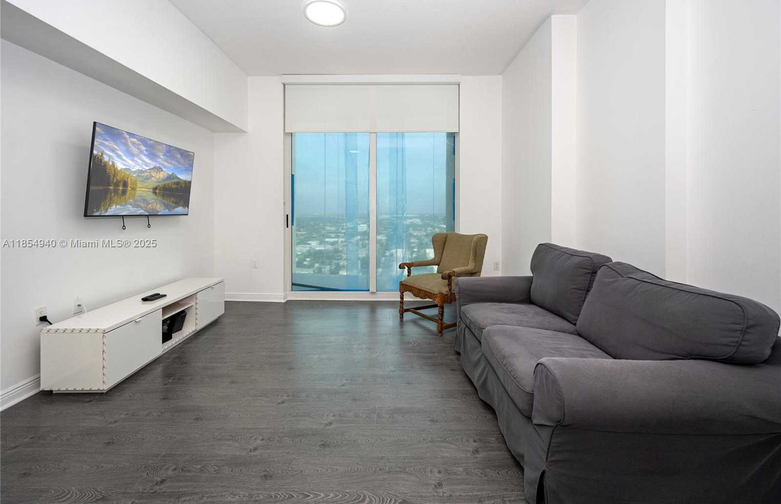 Small Image of 1745 Hallandale Beach Blvd, Hallandale Beach, FL 33009, USA Number 10