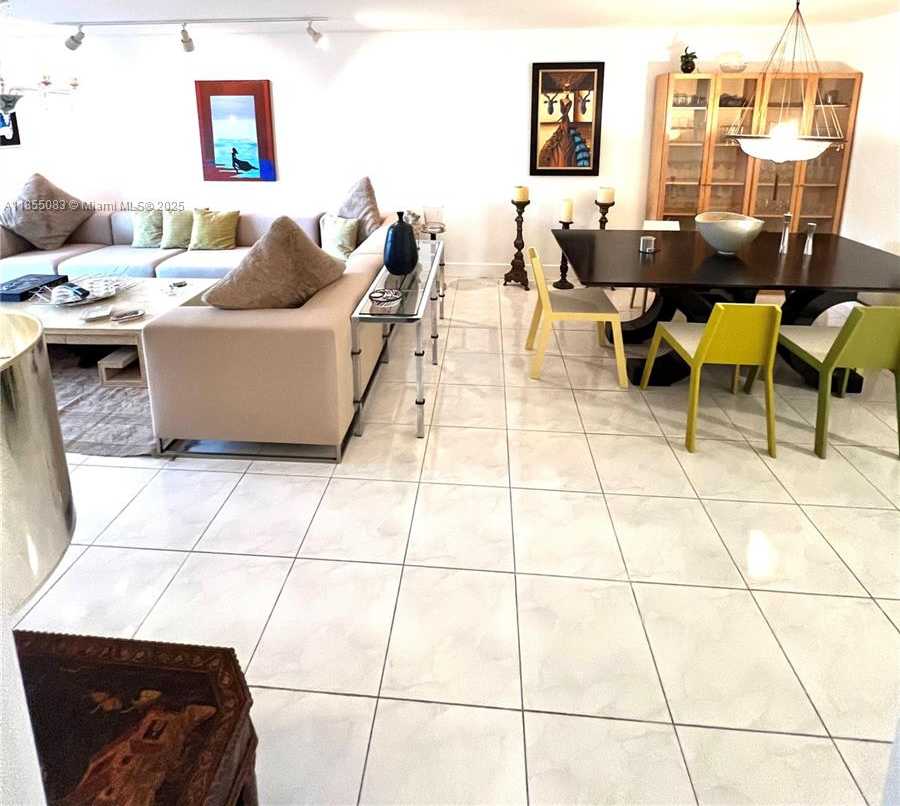 Small Image of 408 LAKEVIEW DR #102, Weston Number 2