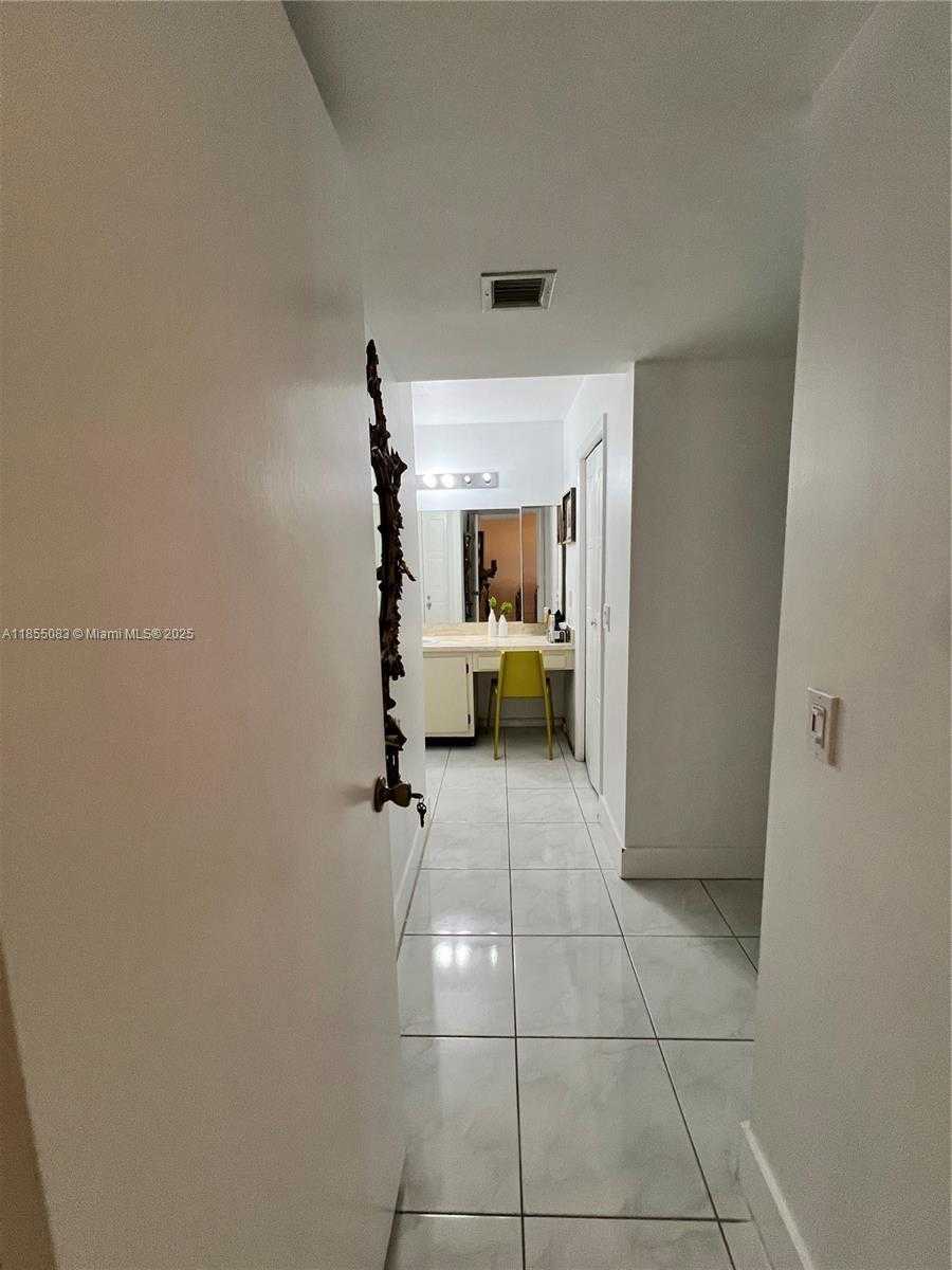 Small Image of 408 LAKEVIEW DR #102, Weston Number 5