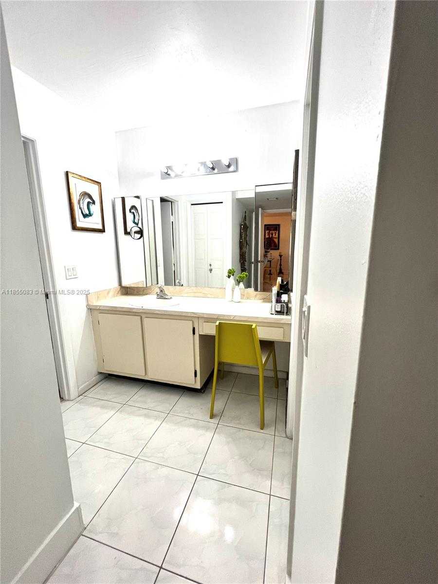 Small Image of 408 LAKEVIEW DR #102, Weston Number 6