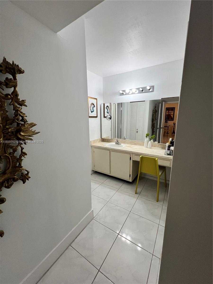 Small Image of 408 LAKEVIEW DR #102, Weston Number 7