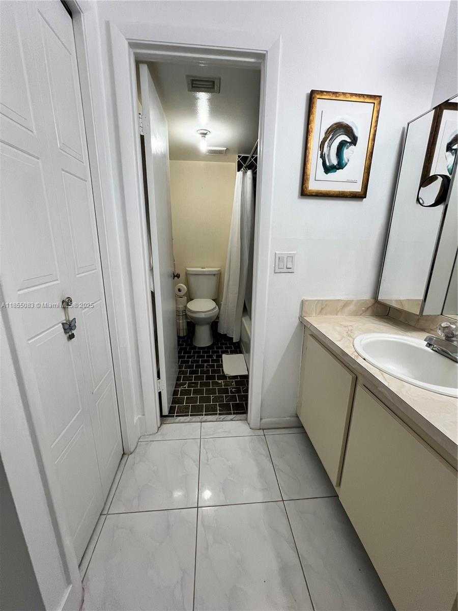 Small Image of 408 LAKEVIEW DR #102, Weston Number 8