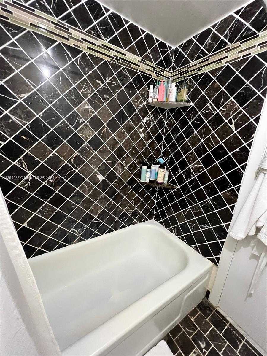 Small Image of 408 LAKEVIEW DR #102, Weston Number 9