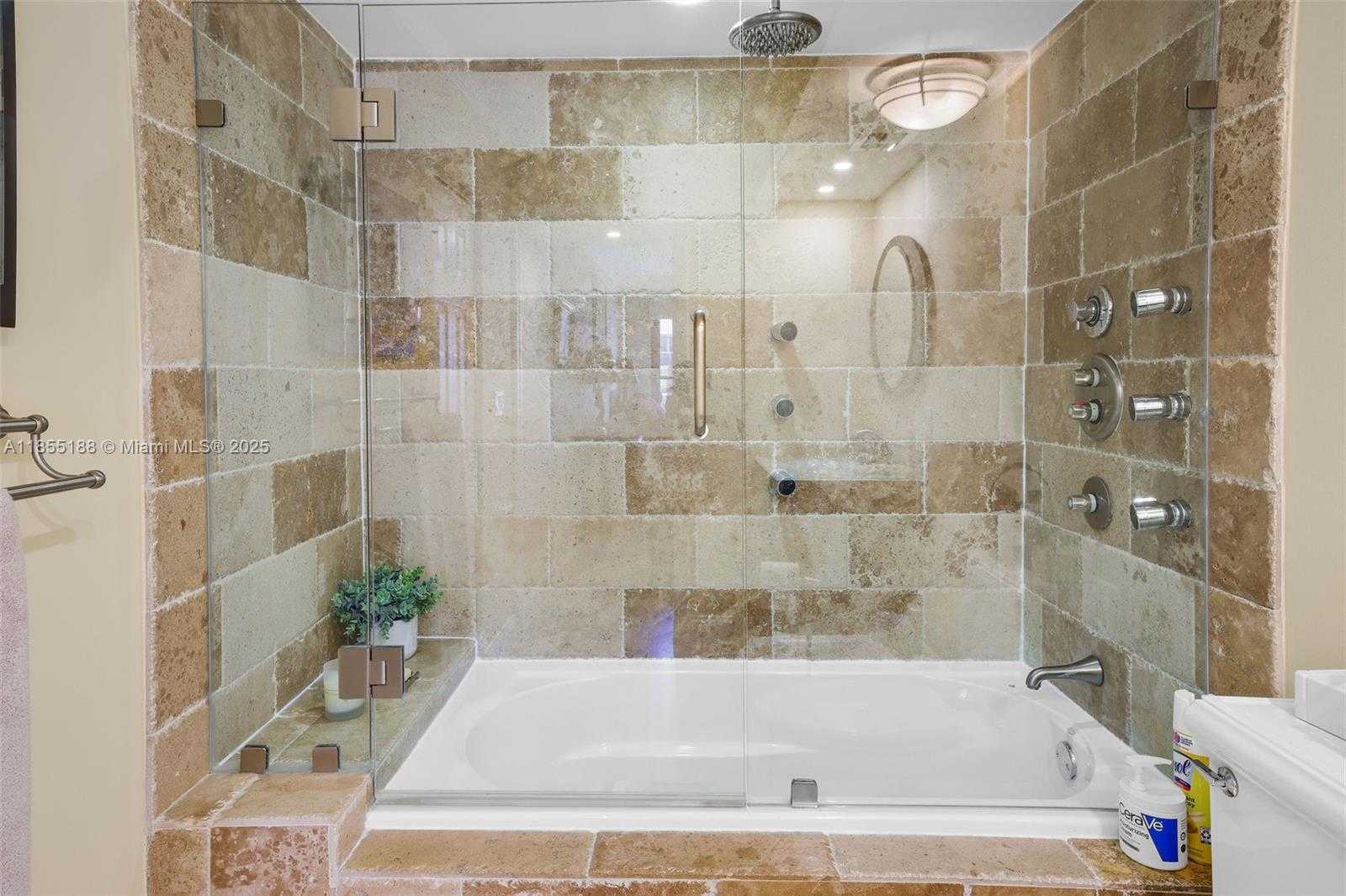 Small Image of 2401 COLLINS AVE #1807, Miami Beach Number 22