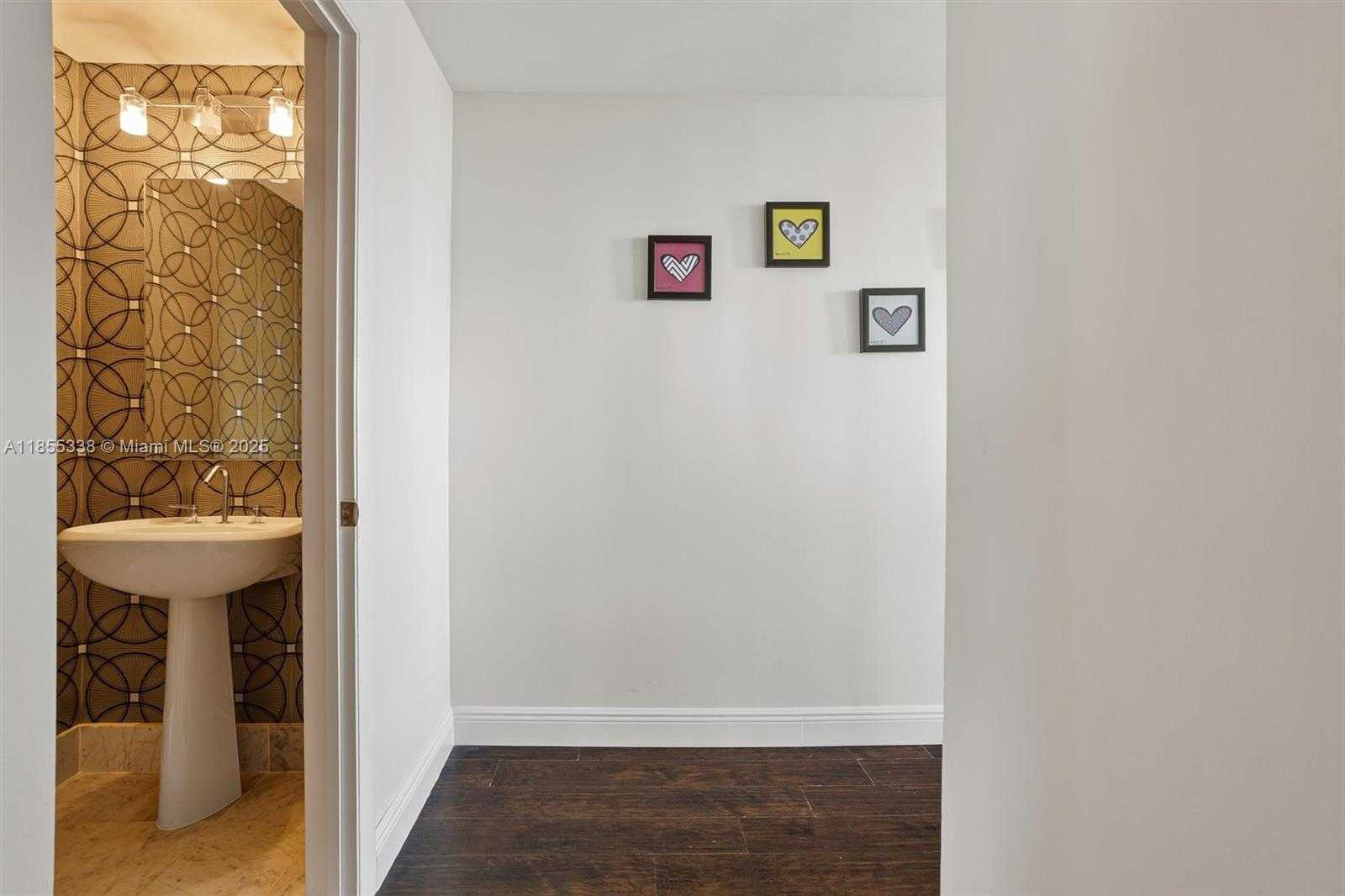 Small Image of 244 BISCAYNE BLVD #1803, Miami Number 17