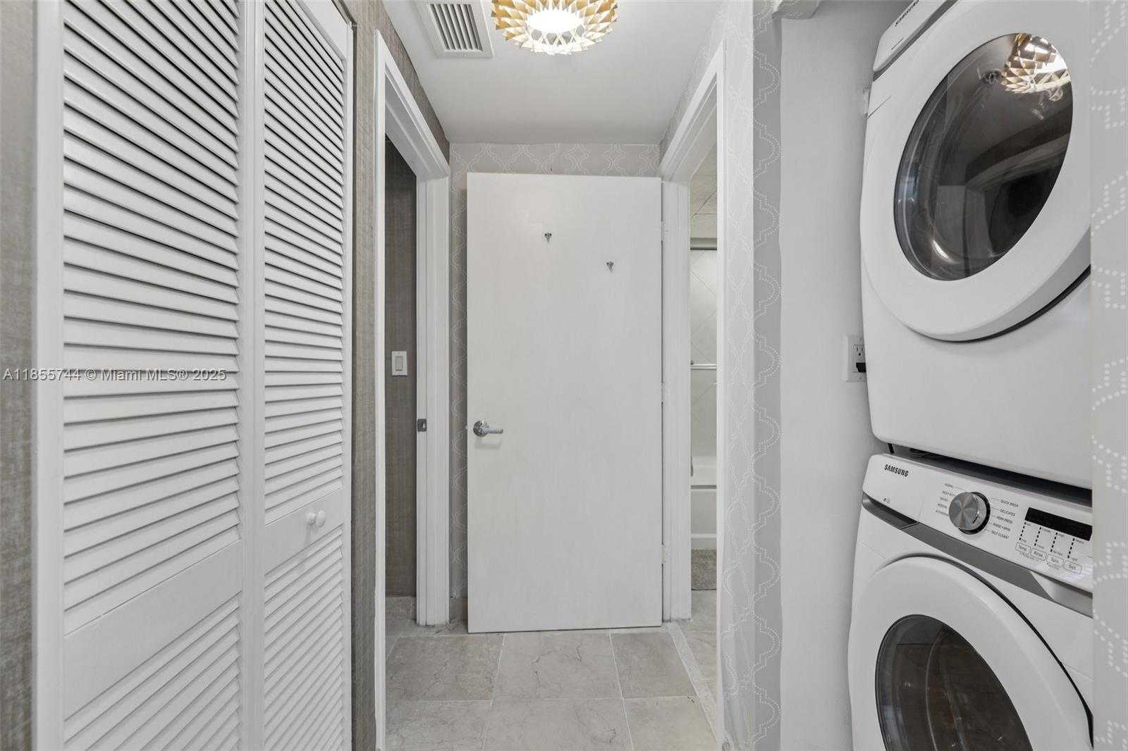 Small Image of 335 SOUTH BISCAYNE BLVD #2810, Miami Number 20