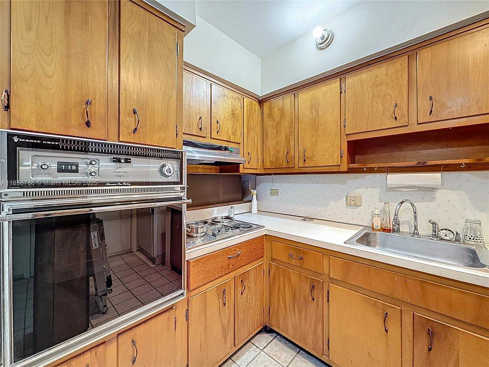 Small Image of 6580 SANTONA ST #A16, Coral Gables Number 10