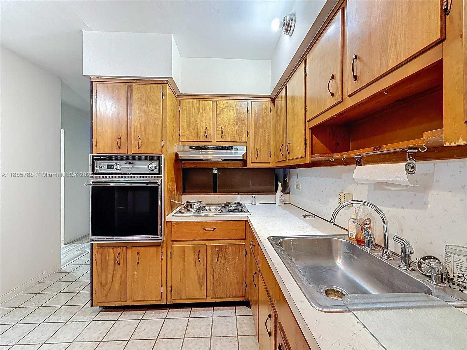 Small Image of 6580 SANTONA ST #A16, Coral Gables Number 11