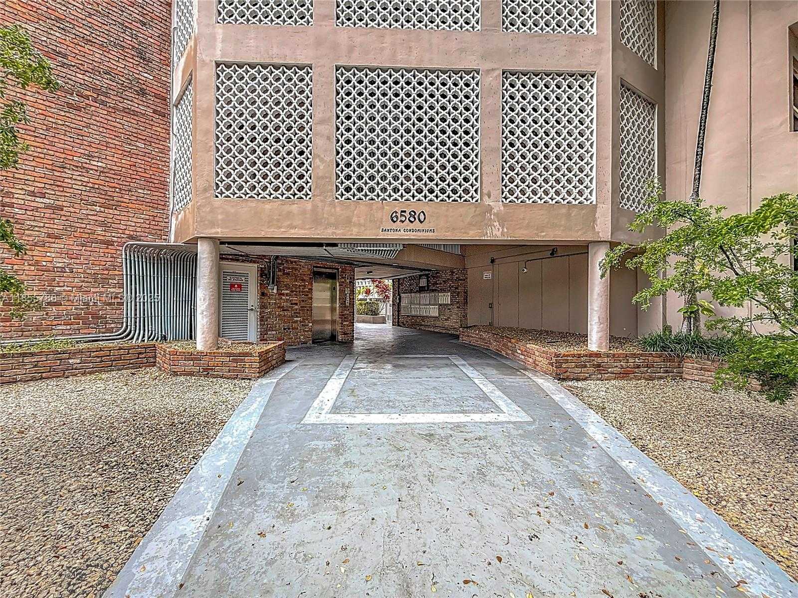 Small Image of 6580 SANTONA ST #A16, Coral Gables Number 3