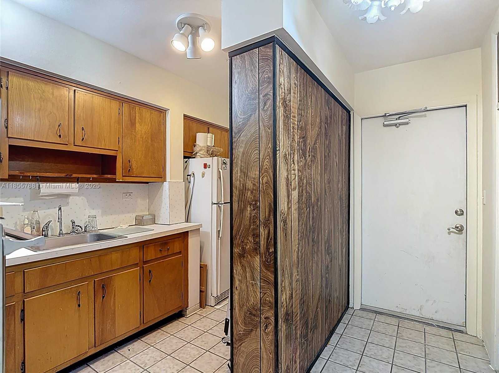 Small Image of 6580 SANTONA ST #A16, Coral Gables Number 7