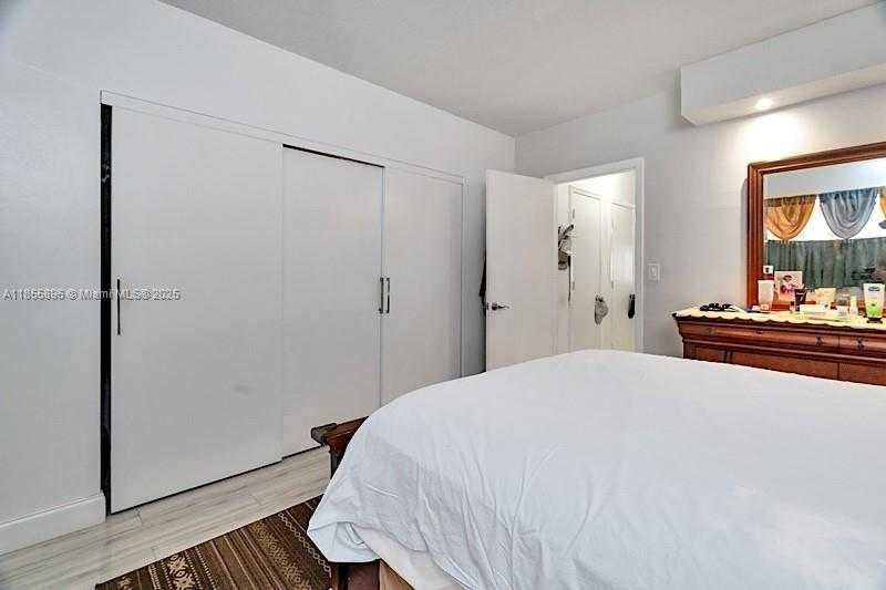 Small Image of 19000 NORTH EAST 3RD CT #405, Miami Number 23