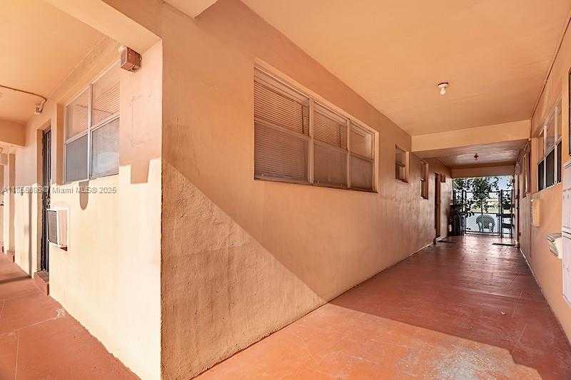 Small Image of 19000 NORTH EAST 3RD CT #405, Miami Number 4