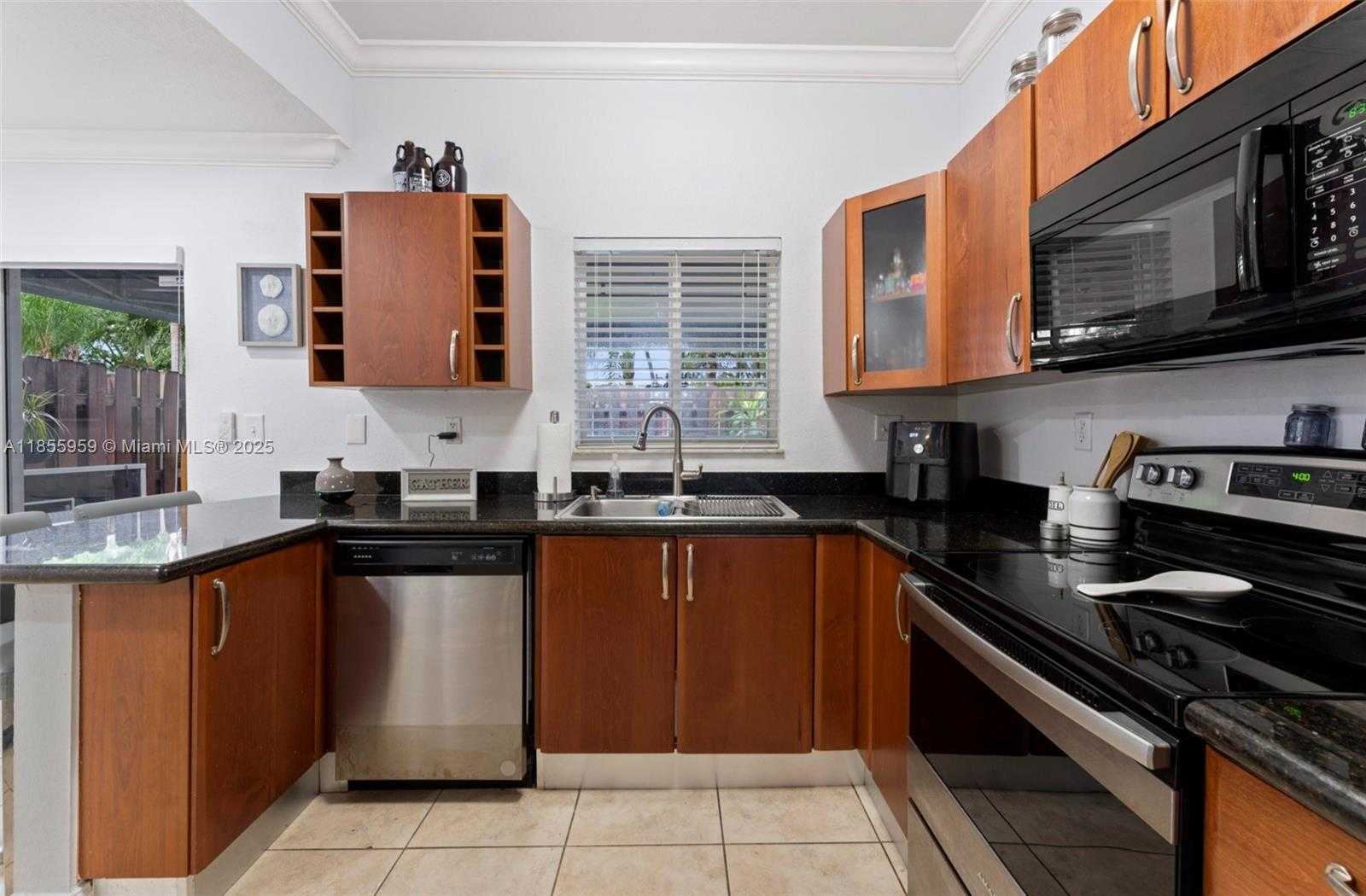 Small Image of 7423 NORTH WEST 182ND ST, Hialeah Number 16
