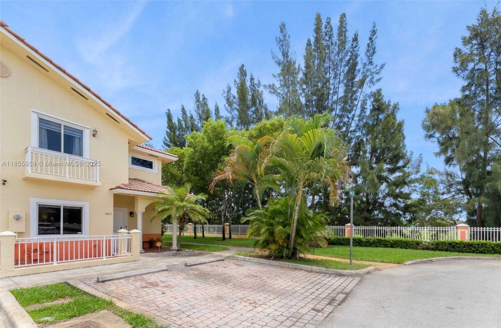 Small Image of 7423 NORTH WEST 182ND ST, Hialeah Number 2