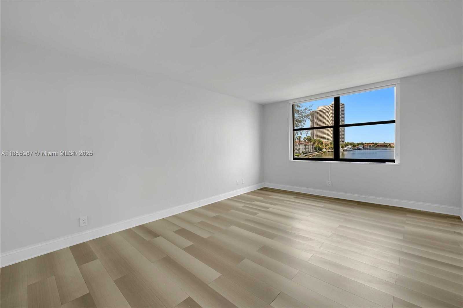 Small Image of 18151 NE 31st Ct, Aventura, FL 33160, USA Number 10