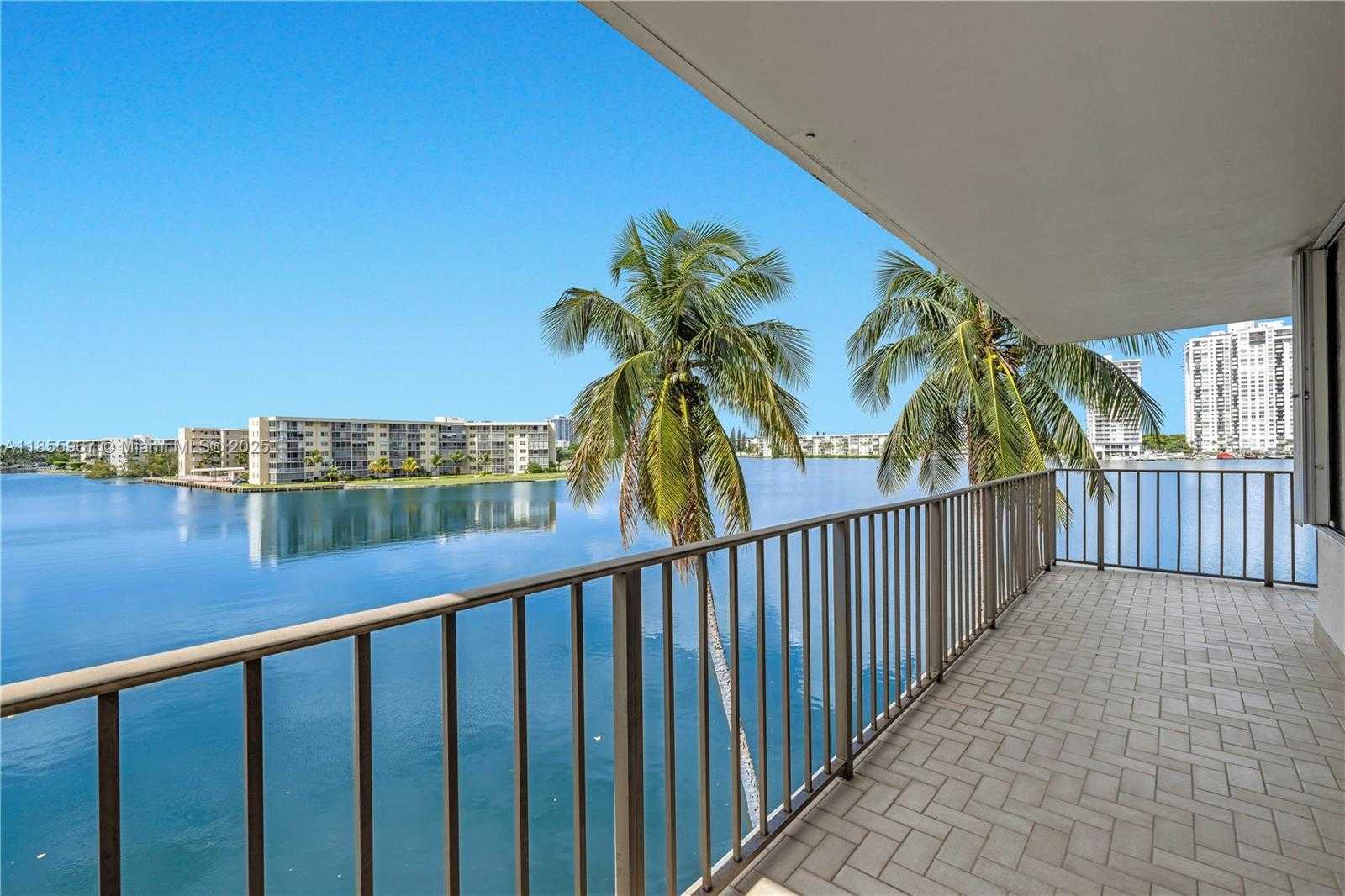Small Image of 18151 NE 31st Ct, Aventura, FL 33160, USA Number 8